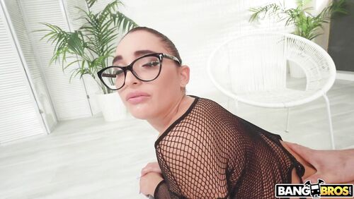Sara's Irresistible Big Booty