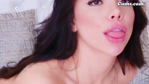 Stunning Slut Shows Her Incredible Body