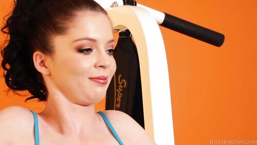 Jessi Palmer laughs At Joslyn James' Stripper Workout