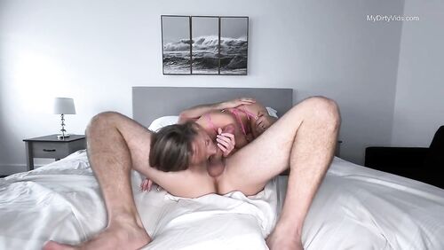 Schlanke Blondine in rosa Dessous hart gefickt